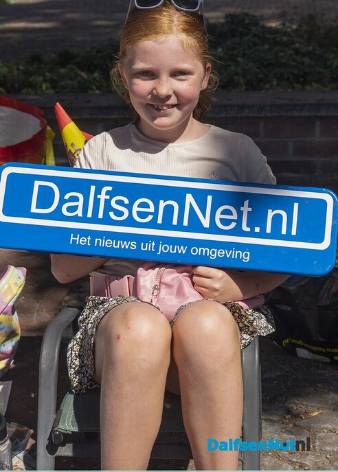 Foto’s met bordje DalfsenNet op vierde Blauwe Bogen Dag - Foto: Paul Scholten