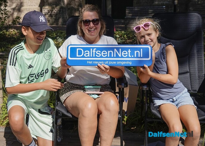 Foto’s met bordje DalfsenNet op vierde Blauwe Bogen Dag - Foto: Paul Scholten