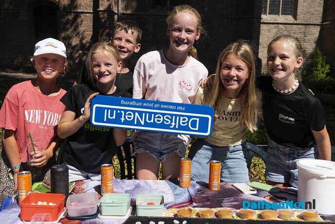 Foto’s met bordje DalfsenNet op vierde Blauwe Bogen Dag - Foto: Paul Scholten