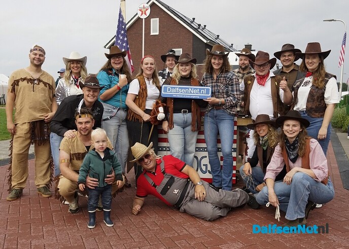 Bordje DalfsenNet bij optocht Oudleusen - Foto: Paul Scholten