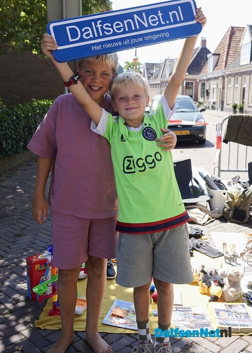 Foto’s met bordje DalfsenNet op vierde Blauwe Bogen Dag - Foto: Paul Scholten