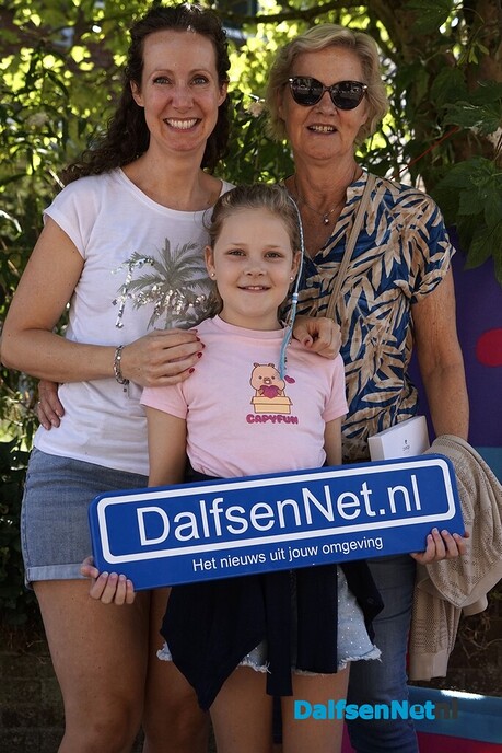 Foto’s met bordje DalfsenNet op vierde Blauwe Bogen Dag - Foto: Paul Scholten