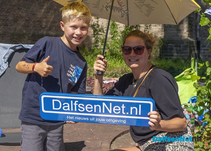Foto’s met bordje DalfsenNet op vierde Blauwe Bogen Dag - Foto: Paul Scholten