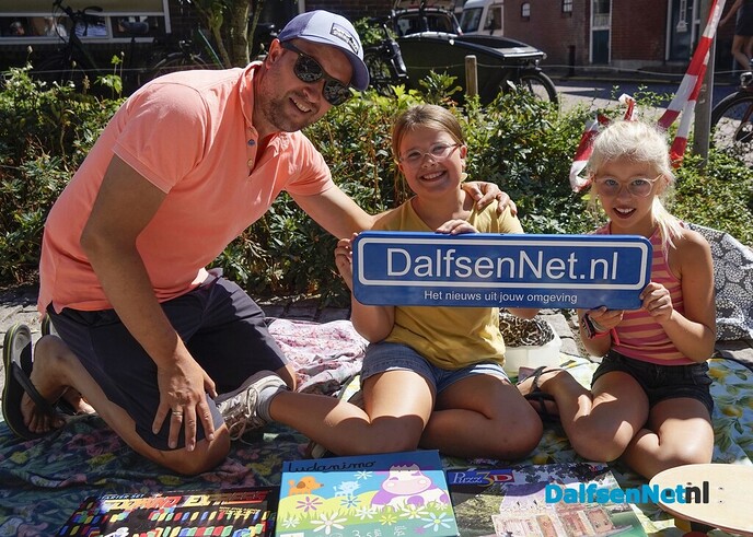 Foto’s met bordje DalfsenNet op vierde Blauwe Bogen Dag - Foto: Paul Scholten