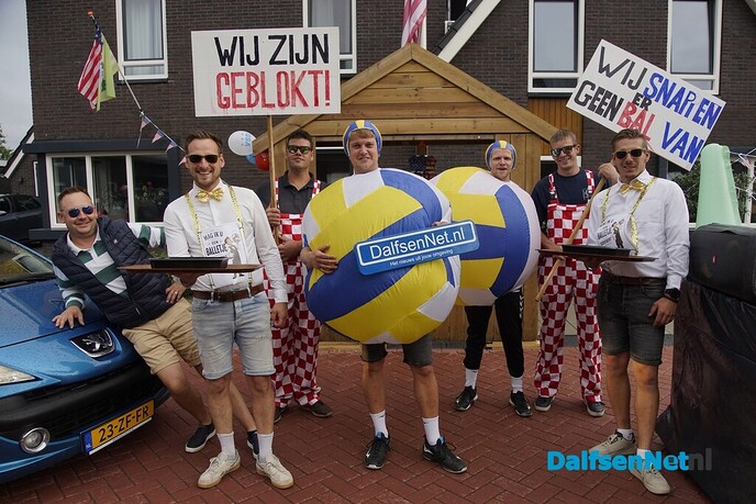 Bordje DalfsenNet bij optocht Oudleusen - Foto: Paul Scholten