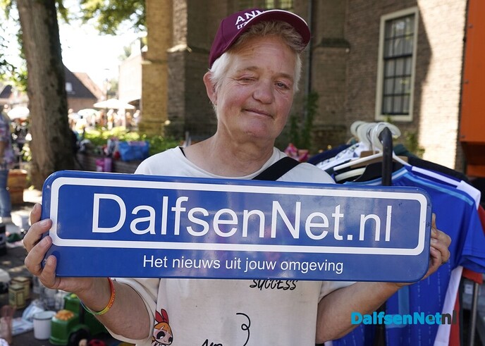 Foto’s met bordje DalfsenNet op vierde Blauwe Bogen Dag - Foto: Paul Scholten