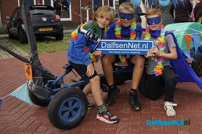 Bordje DalfsenNet bij optocht Oudleusen - Foto: Paul Scholten