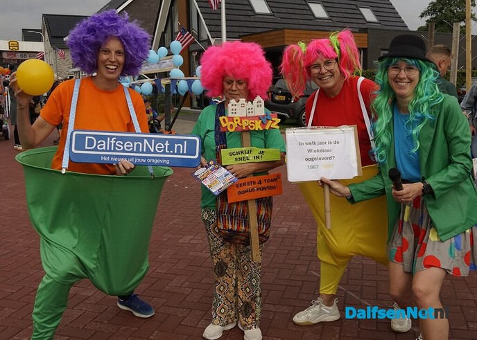 Bordje DalfsenNet bij optocht Oudleusen - Foto: Paul Scholten