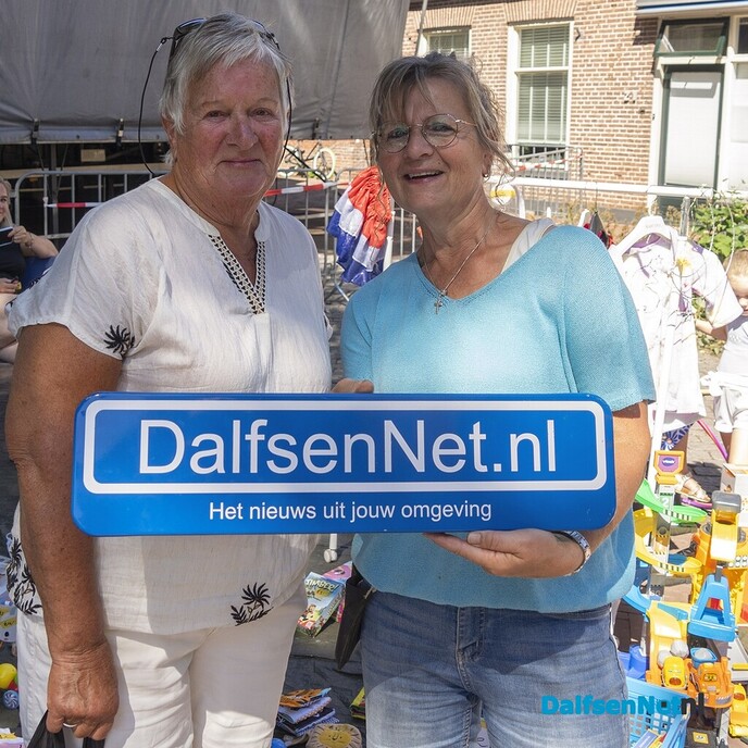 Foto’s met bordje DalfsenNet op vierde Blauwe Bogen Dag - Foto: Paul Scholten