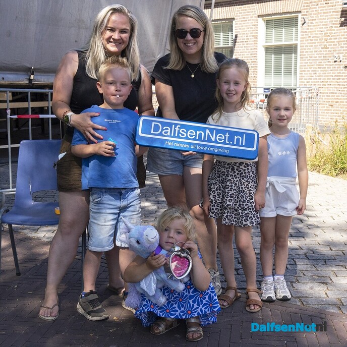 Foto’s met bordje DalfsenNet op vierde Blauwe Bogen Dag - Foto: Paul Scholten