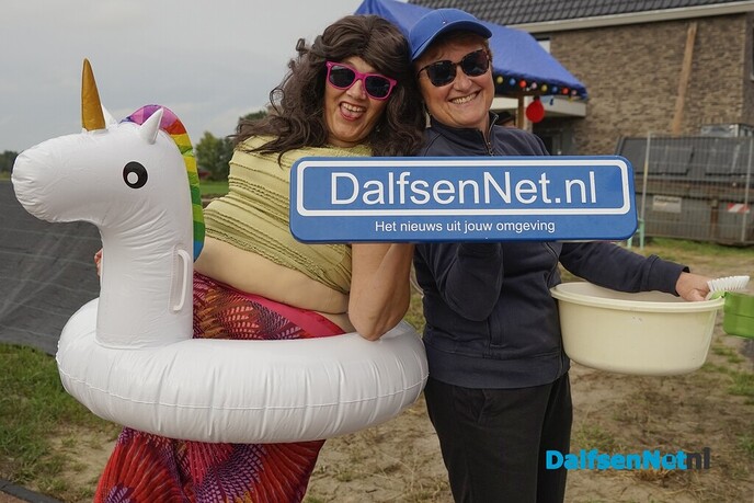 Bordje DalfsenNet bij optocht Oudleusen - Foto: Paul Scholten