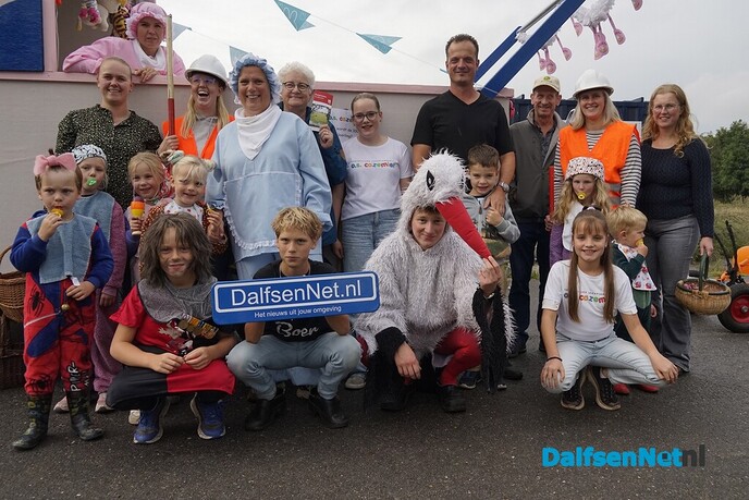Bordje DalfsenNet bij optocht Oudleusen - Foto: Paul Scholten