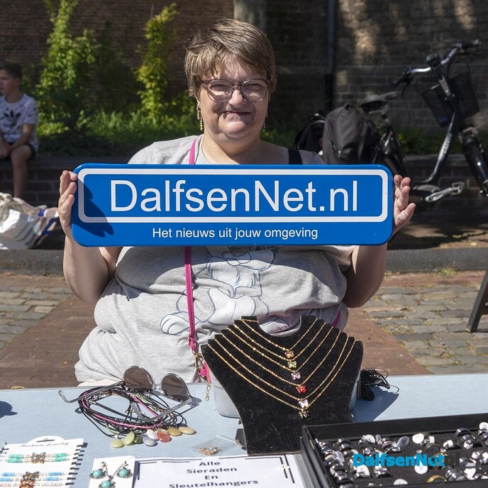 Foto’s met bordje DalfsenNet op vierde Blauwe Bogen Dag - Foto: Paul Scholten