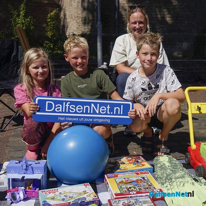 Foto’s met bordje DalfsenNet op vierde Blauwe Bogen Dag - Foto: Paul Scholten