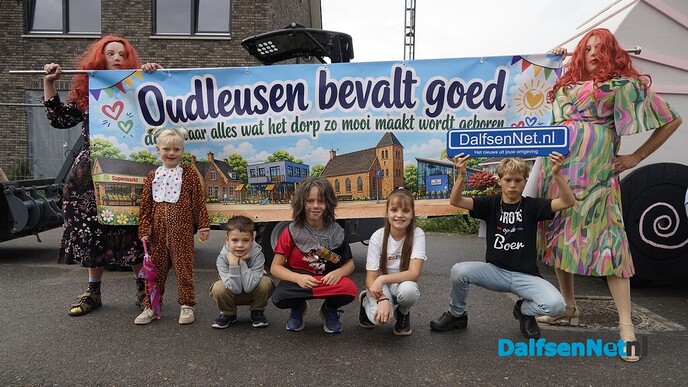Bordje DalfsenNet bij optocht Oudleusen - Foto: Paul Scholten
