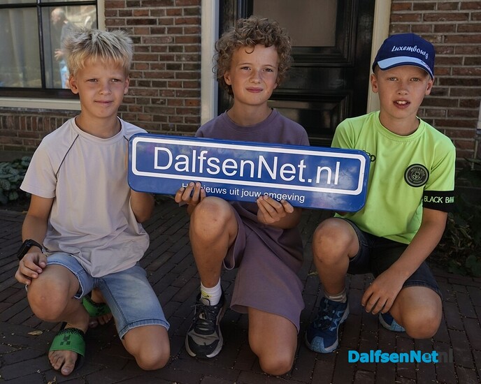 Foto’s met bordje DalfsenNet op vierde Blauwe Bogen Dag - Foto: Paul Scholten