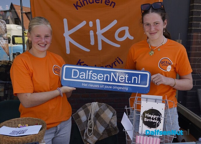 Foto’s met bordje DalfsenNet op vierde Blauwe Bogen Dag - Foto: Paul Scholten