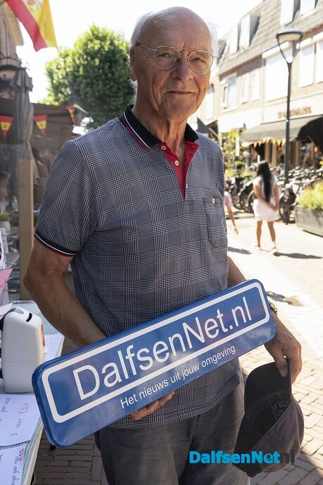 Foto’s met bordje DalfsenNet op vierde Blauwe Bogen Dag - Foto: Paul Scholten