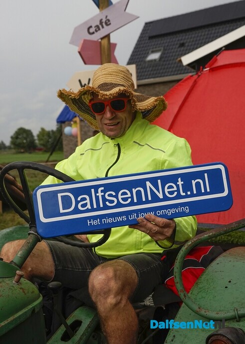 Bordje DalfsenNet bij optocht Oudleusen - Foto: Paul Scholten