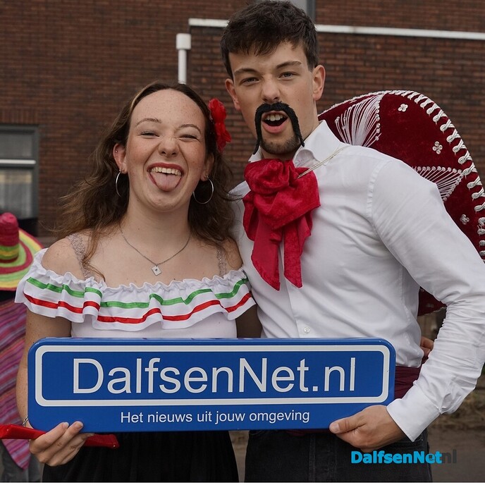Bordje DalfsenNet bij optocht Oudleusen - Foto: Paul Scholten