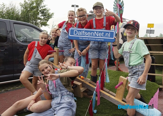 Bordje DalfsenNet bij optocht Oudleusen - Foto: Paul Scholten
