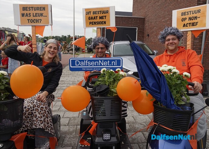 Bordje DalfsenNet bij optocht Oudleusen - Foto: Paul Scholten