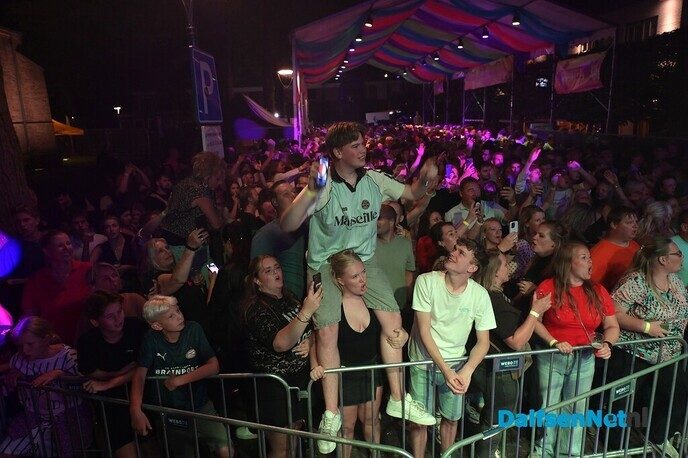 Nikki’s Viert De Zomer zorgt voor uitverkocht feest op Kerkplein - Foto: Johan Bokma