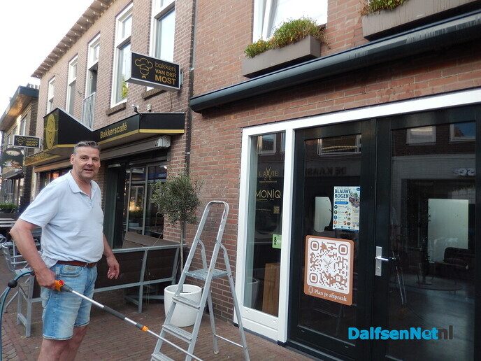 Even de bloemetjes nog verwennen - Foto: Willy