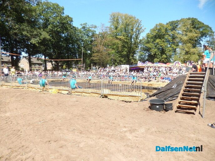 Zwientie tikken zorgt voor hilarische taferelen in Luttenberg - Foto: Willy