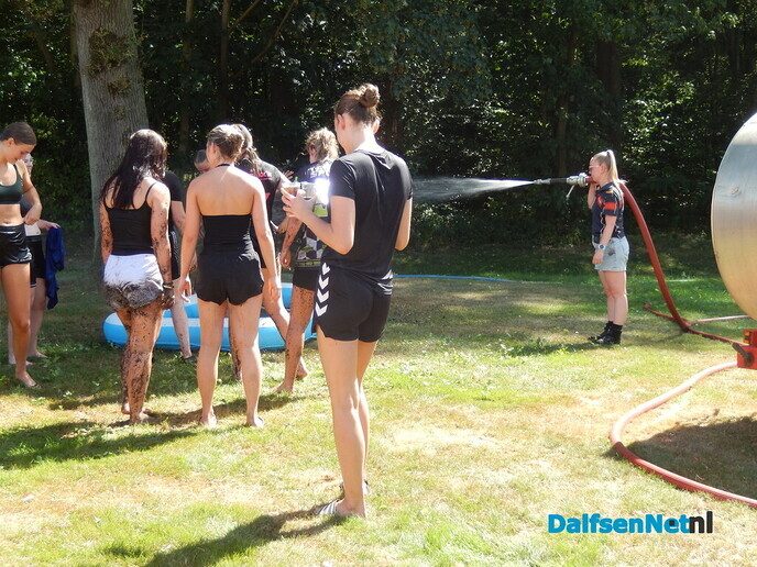 Zwientie tikken zorgt voor hilarische taferelen in Luttenberg - Foto: Willy