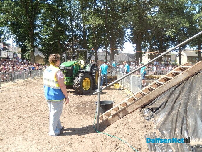 Zwientie tikken zorgt voor hilarische taferelen in Luttenberg - Foto: Willy