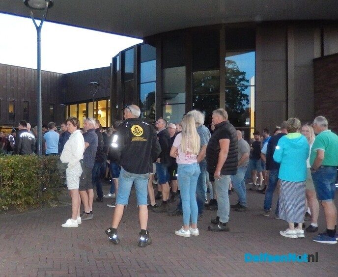 Evenemententerrein Dalfsen nog even goed gebruikt vanavond - Foto: Willy