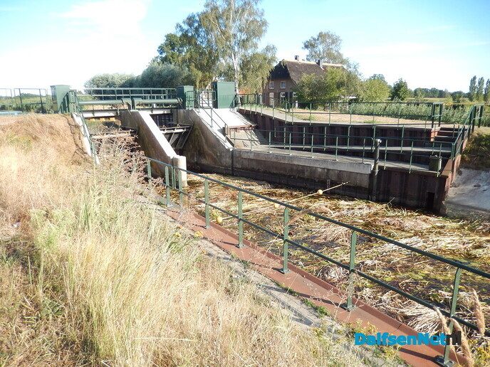 Geur van rottende waterplanten langs het Overijssels Kanaal