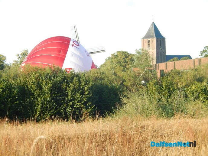 Ballon gaat de lucht in - Foto: Willy