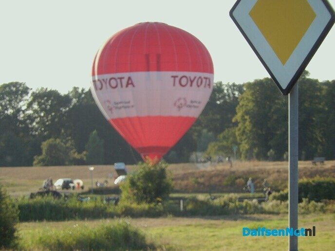 Ballon gaat de lucht in - Foto: Willy