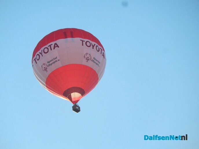 Ballon gaat de lucht in - Foto: Willy