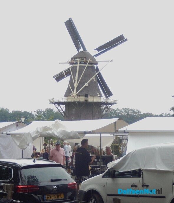 Molen en markt: een mooie combinatie - Foto: Willy