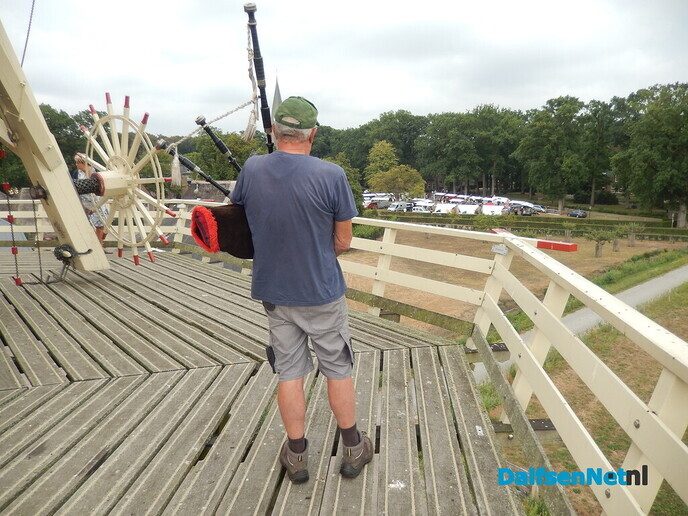 Molen en markt: een mooie combinatie - Foto: Willy