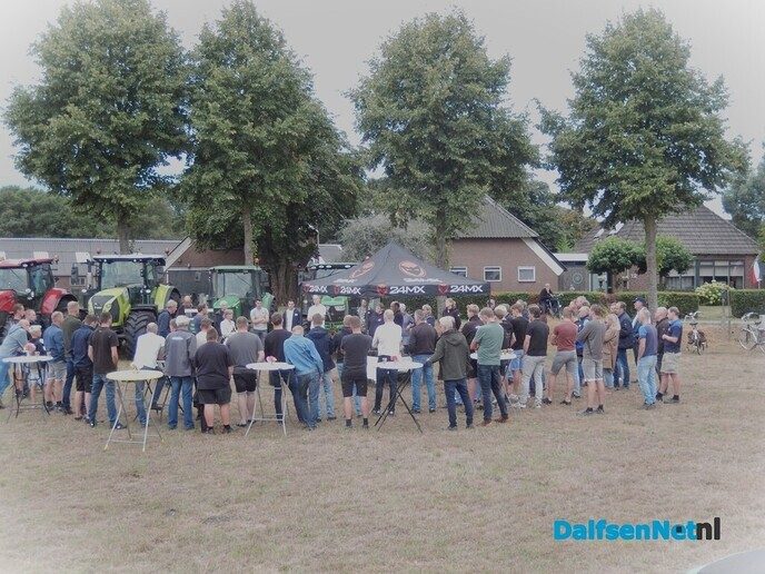 Boeren overhandigen brief aan gemeente Zwolle in Wythmen - Foto: Willy