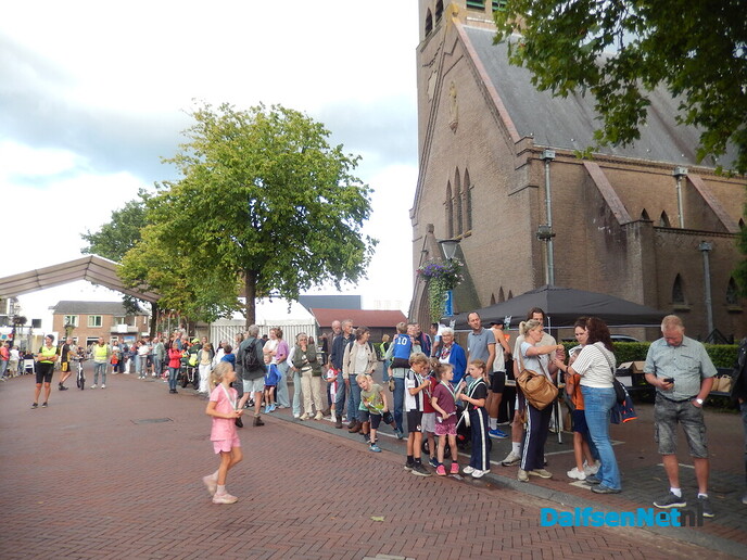 Gezelligheid en ‘loop naar de pomp’ in Heino - Foto: Willy