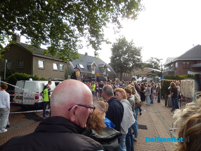 Gezelligheid en ‘loop naar de pomp’ in Heino - Foto: Willy