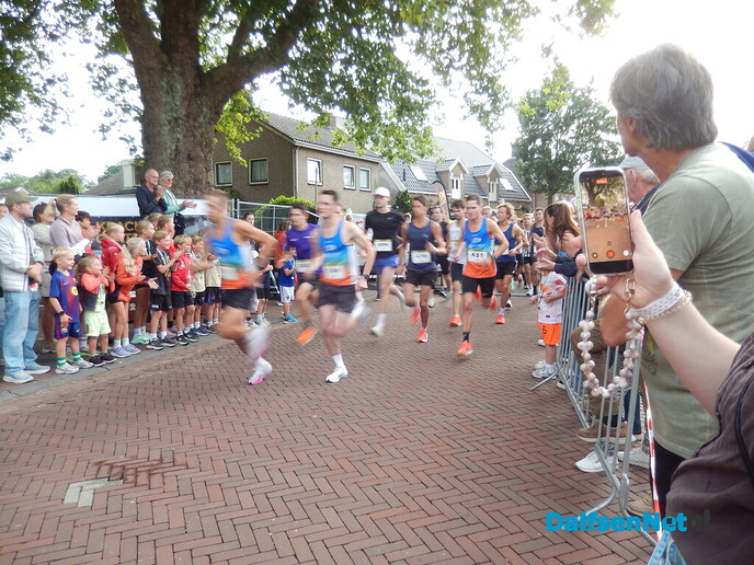 Gezelligheid en ‘loop naar de pomp’ in Heino - Foto: Willy