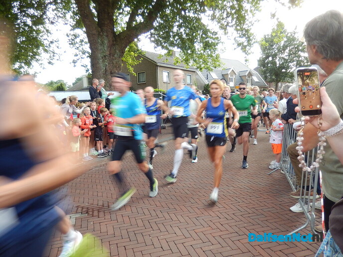 Gezelligheid en ‘loop naar de pomp’ in Heino - Foto: Willy
