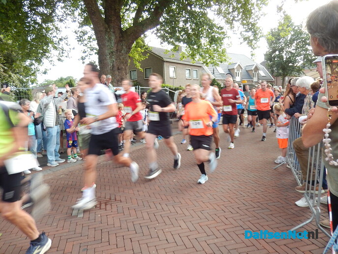 Gezelligheid en ‘loop naar de pomp’ in Heino - Foto: Willy