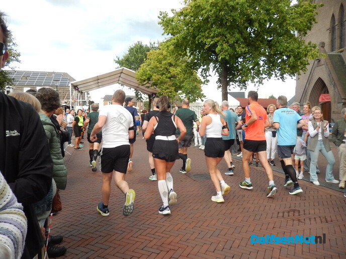 Gezelligheid en ‘loop naar de pomp’ in Heino - Foto: Willy