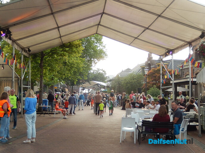 Gezelligheid en ‘loop naar de pomp’ in Heino - Foto: Willy