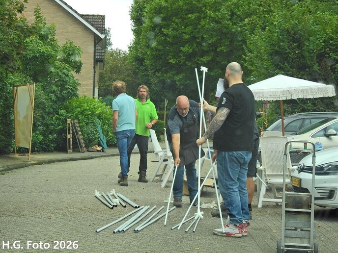 Oudleusen druk aan het straten versieren.