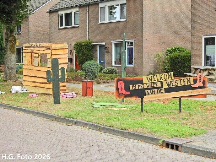 Oudleusen druk aan het straten versieren.