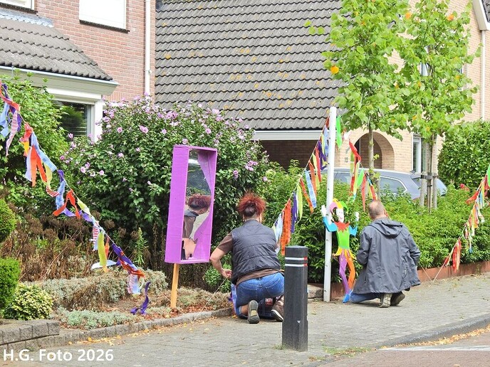 Oudleusen druk aan het straten versieren.