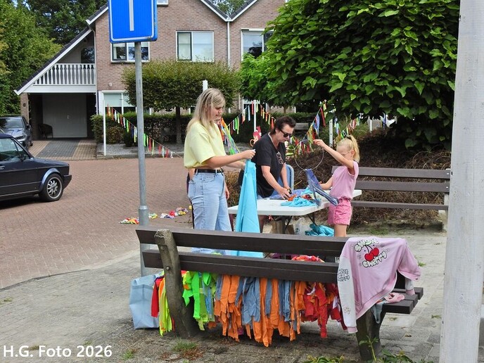 Oudleusen druk aan het straten versieren.